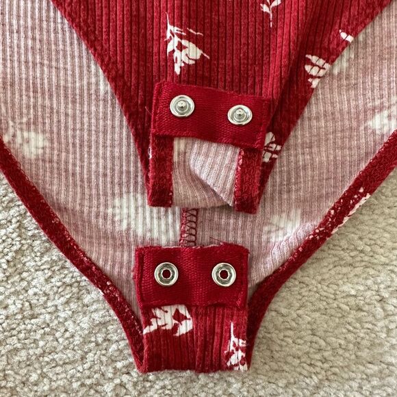 Forever 21 stretchy flower printed red bodysuit with clasp buttons (S) - Picture 2 of 3